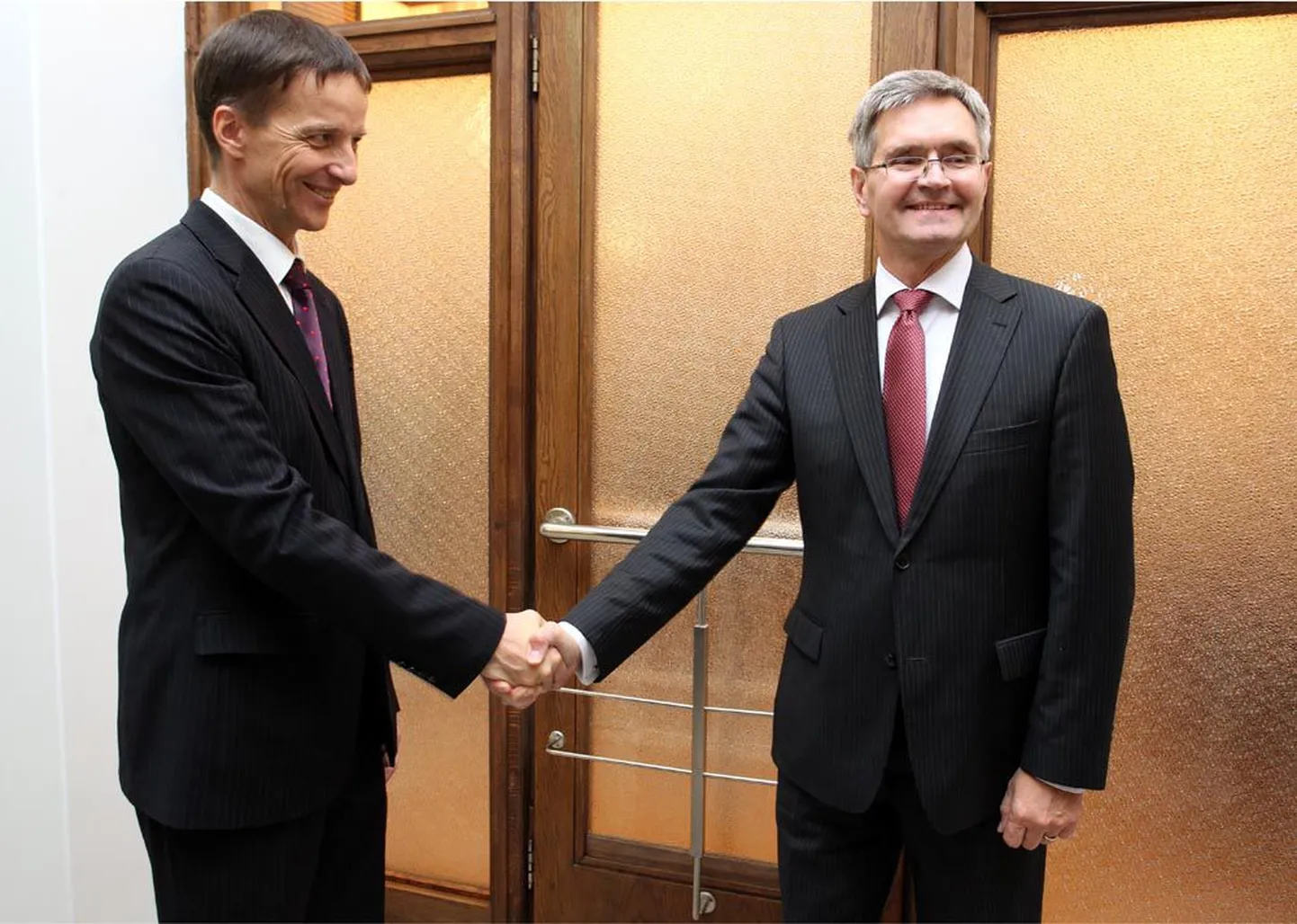 Eesti Panga tulevane president Ardo Hansson (vasakul) koos oma eelkäija Andres Lipstokiga.