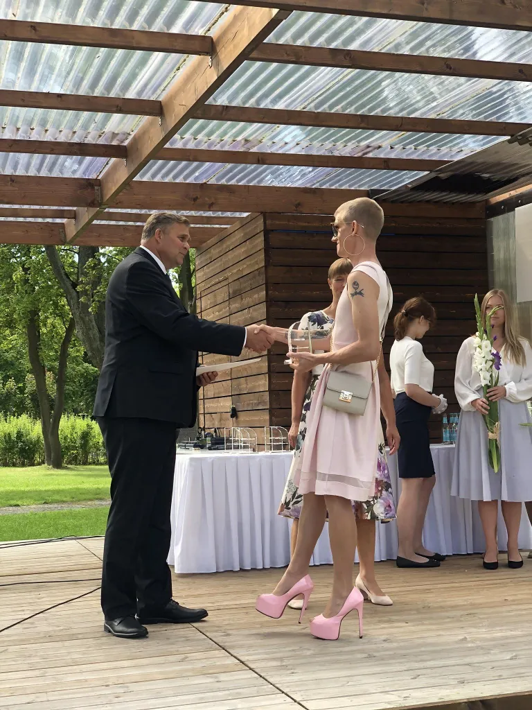 Justiitsminister Raivo Aeg surus Mikk Pärnitsaga tseremoonial kätt ja õnnitles teda, kuid hiljem võttis temalt tunnustuse tagasi ja põhjendas, et ta ei teadnud, millele alla kirjutas.