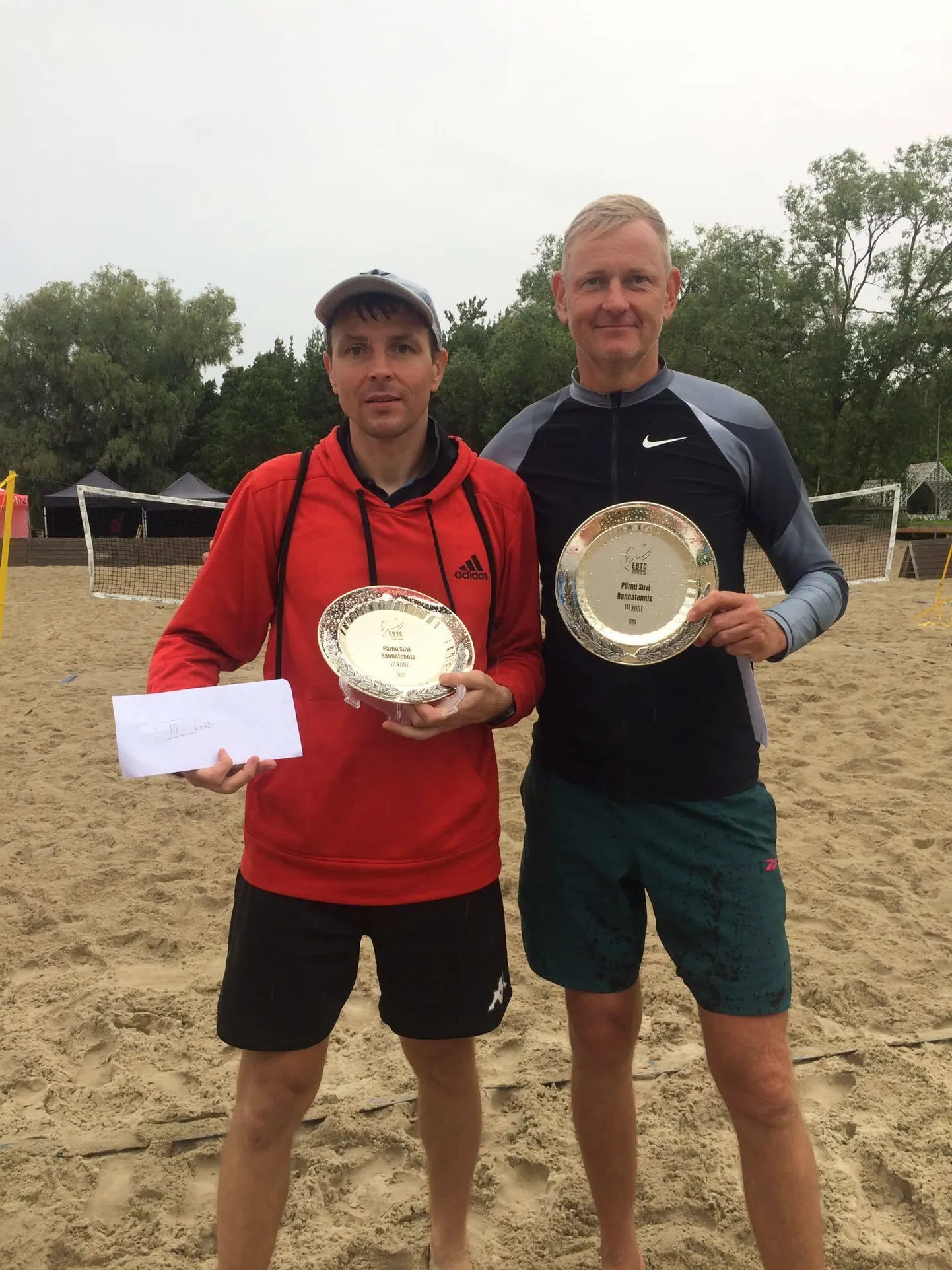 Marger Pormann (vasakul) ja Meelis Lokk võtsid Pärnus toimunud rannatenniseturniirilt neli võitu ja tulid pronksile.