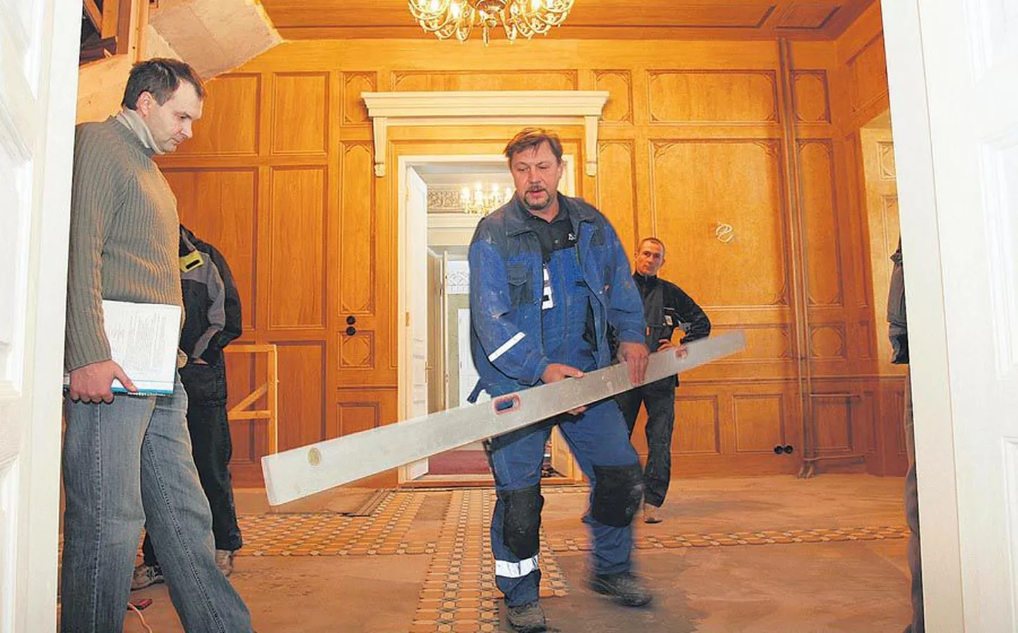 Parasjagu on käsil mõisahoone fuajee põranda plaatimine ja keerdtrepi taastamine.