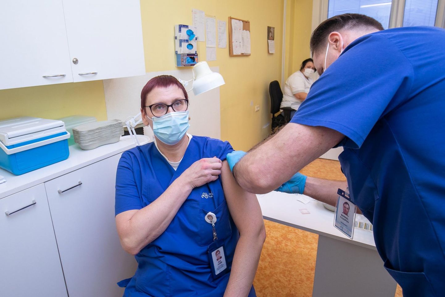 Rakvere haigla erakorralise meditsiini osakonna juhataja Aile Kaasik oli esimene, kellele tegi nädal tagasi õendusjuht Markel Pajupuu maakonnas esimese koroonavaktsiini süsti.