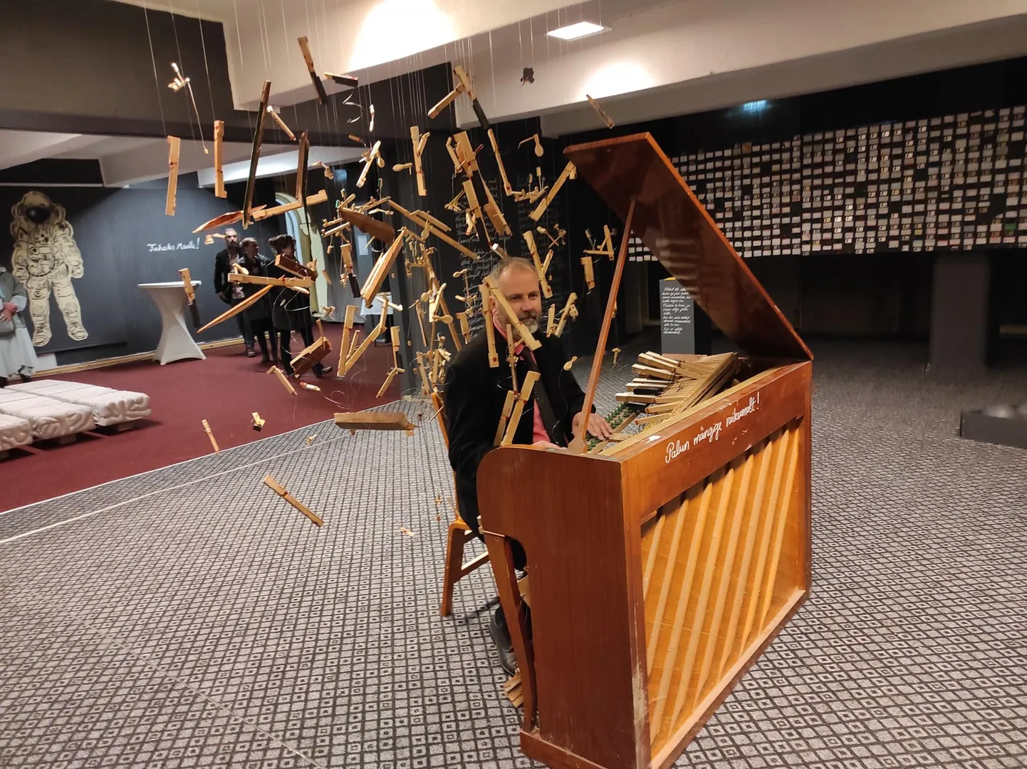 Kunstnik Teet Suure kätes pihustub klaver hääletuks muusikaks ja tops muutub mesimummide päästmise installatsiooniks.