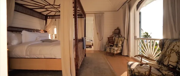 В спальнях огромные кровати, отдельные ванные комнаты, а в большой спальне также есть собственная терраса.