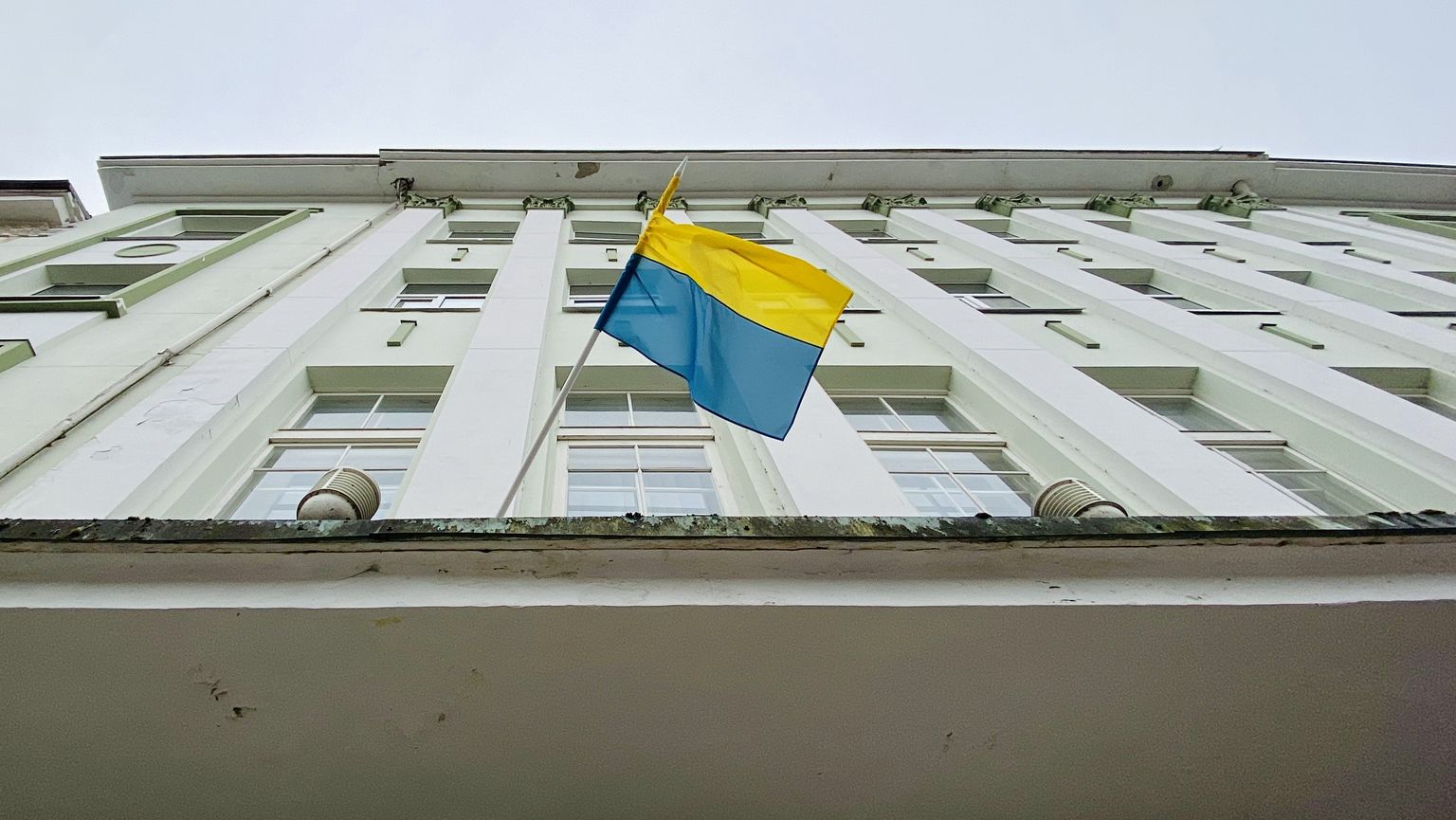 Флаг на здании Нарвского горсобрания вывешен также на время электронного заседания.