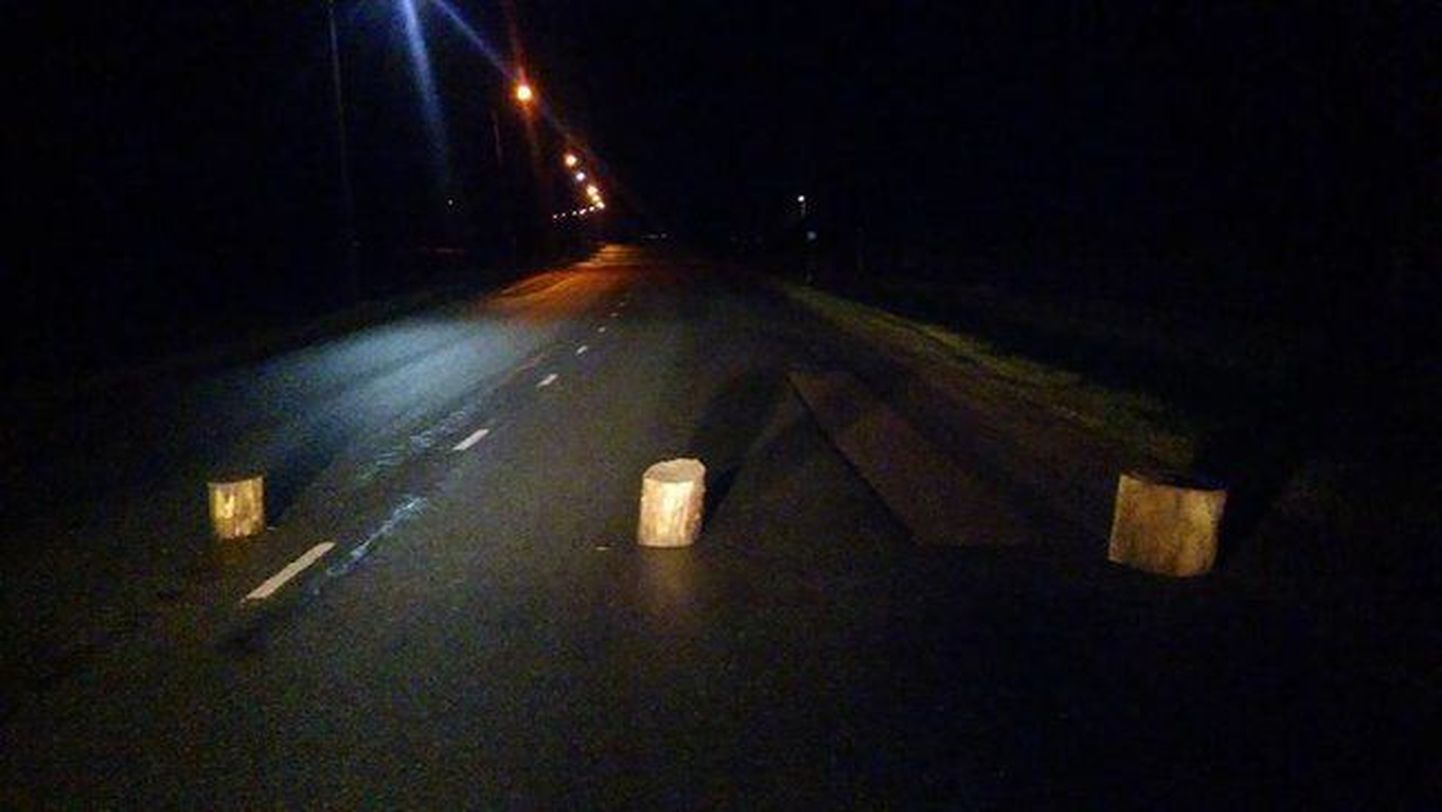 Хулиганы разбили освещение и поставили поленья на дороге.