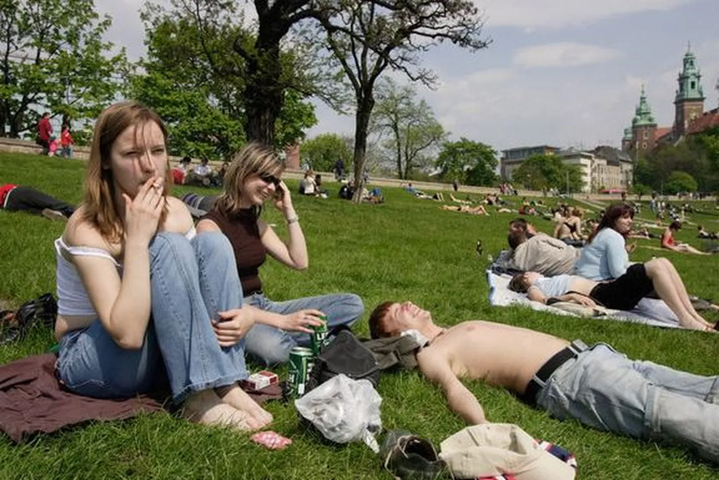Lõõgastuvad noored.