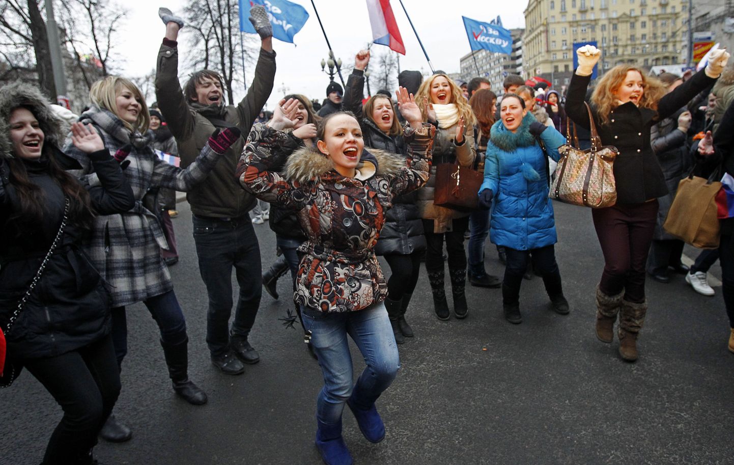 Ühtse Venemaa poolehoidjad ülevas meeleolus Moskva kesklinnas 7. detsembril.