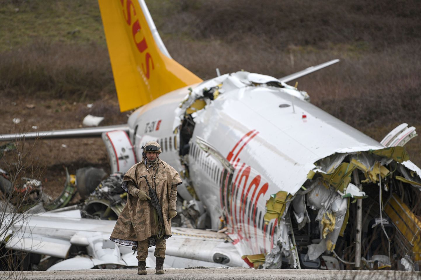 Число погибших при жесткой посадке самолета в стамбульском аэропорту имени Сабихи Гекчен выросло до трех, 179 человека пострадали.