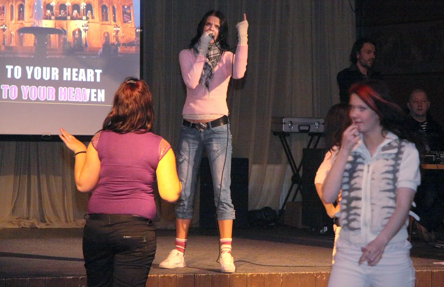 Karaoke võistluse “FinBaltic Karaokekuningas ja -kuninganna 2008” finaal Pärnu kuursaalis.