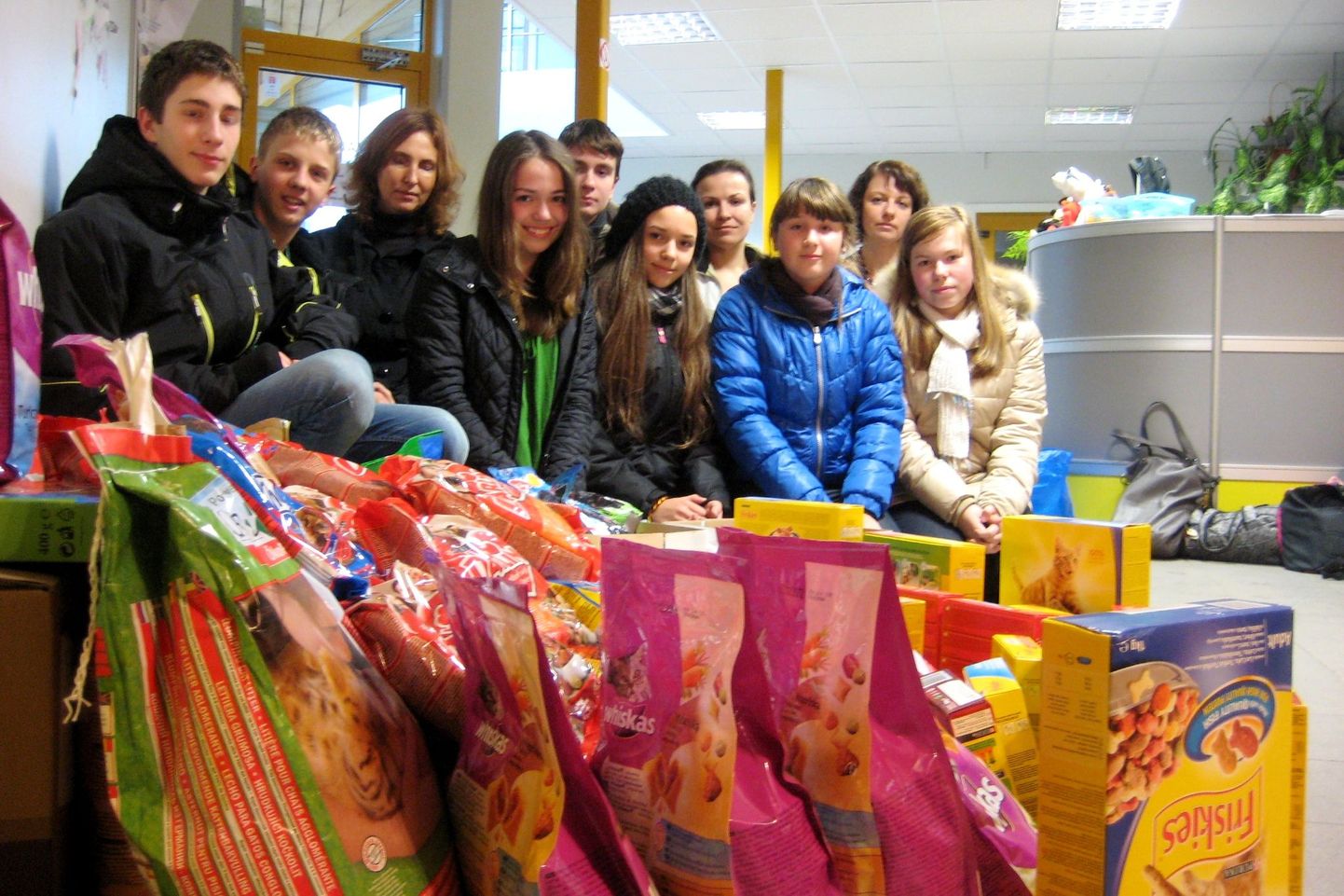Юные волонтеры, участвовавшие в проекте «Поможем приюту для бездомных животных!».