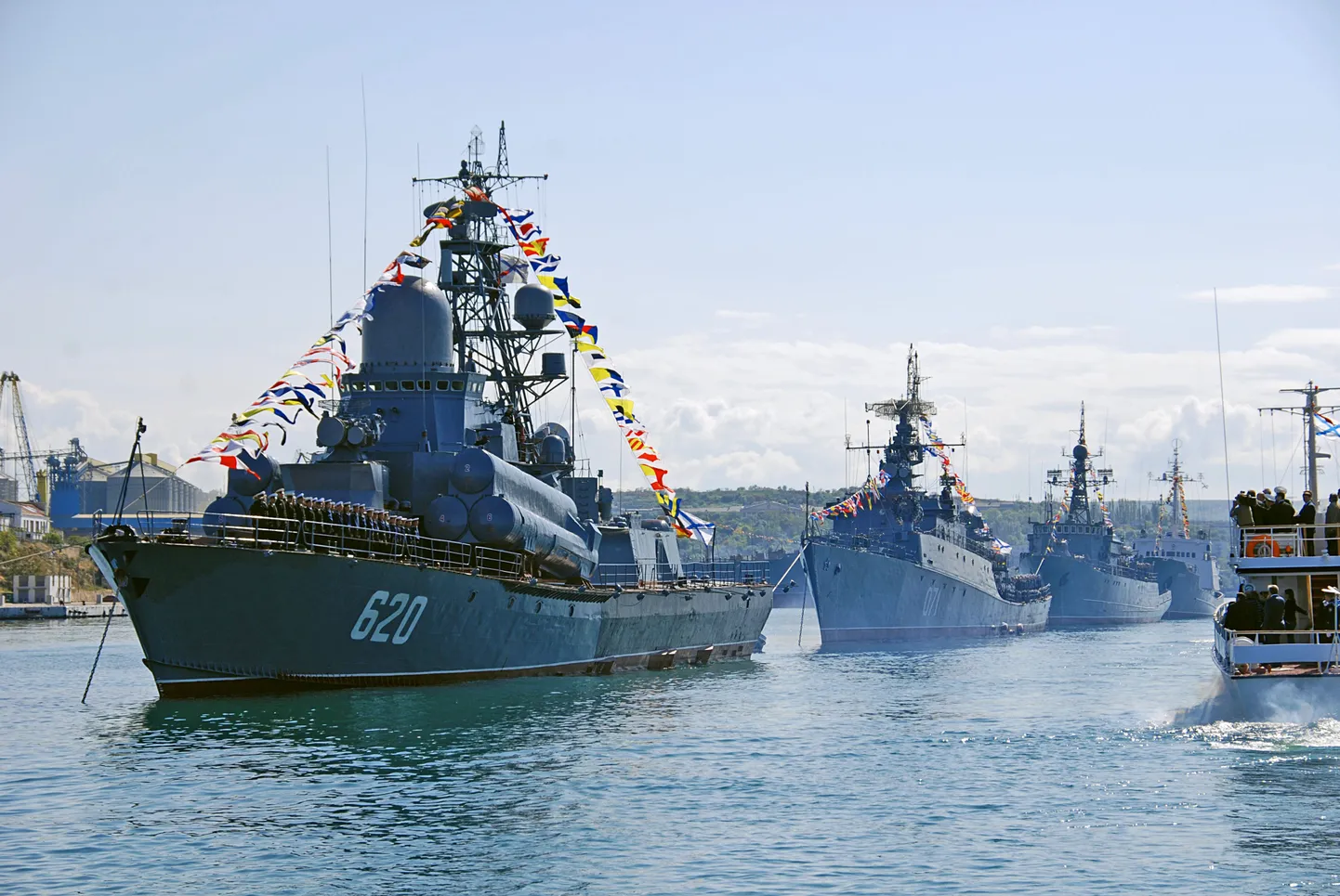 Vene sõjalaevastiku paraad Sevastoopolis.