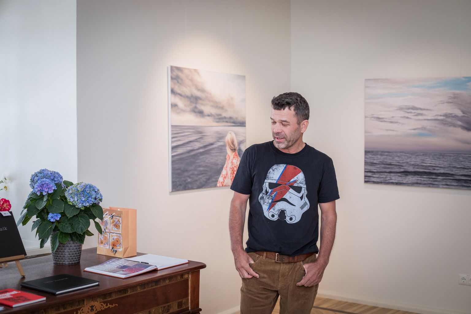 DETAILNE KÄSITÖÖ: Ivar Kaasik nimetab oma maale maagiliseks realismiks. Fotodena mõjuvad pildid on siiski kõik õlivärvidega lõuendile maalitud puhas käsitöö.