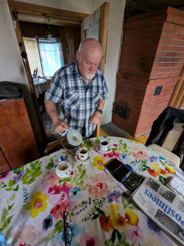Kalju Sakk leiab, et saarele oleks vaja vanadekodu ja matkarada, see annaks kohalikele tööd.