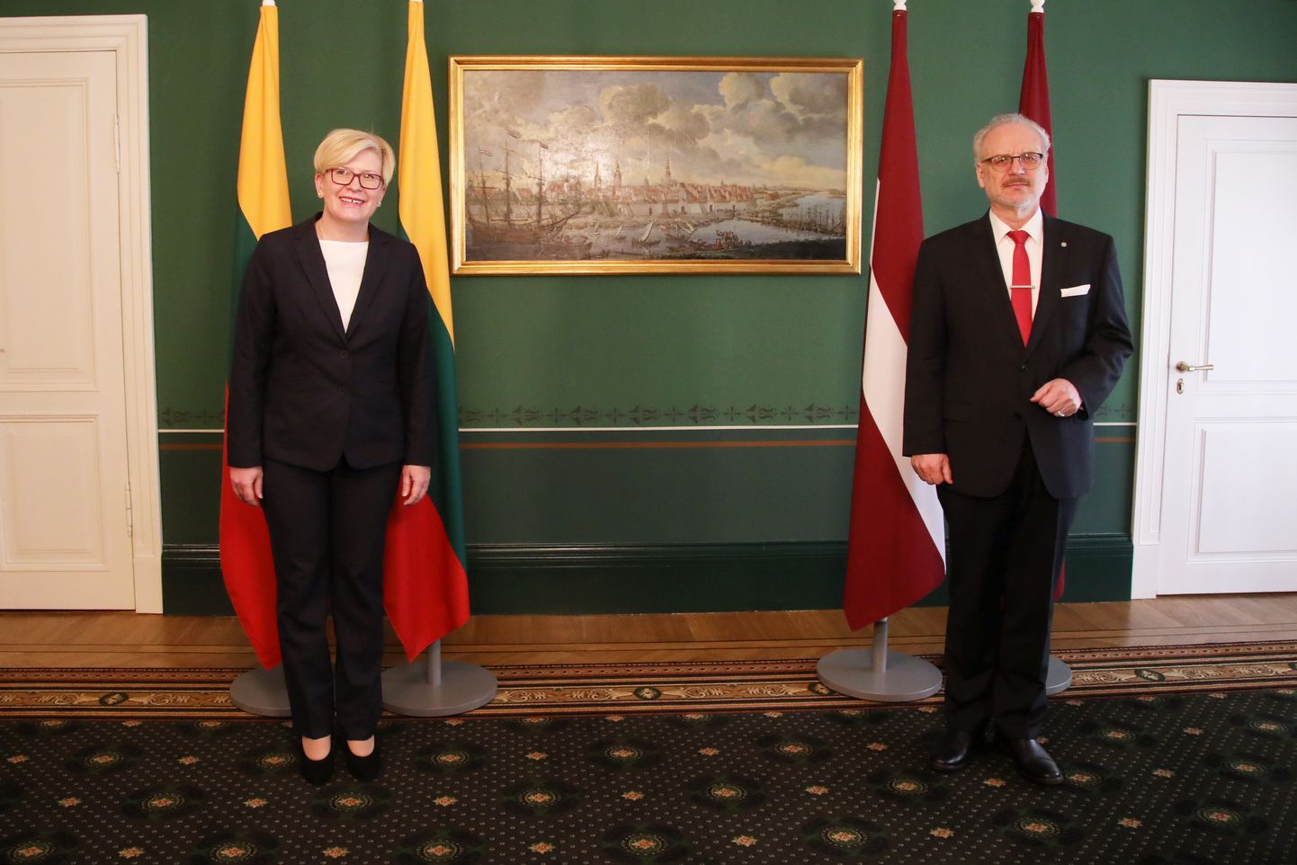Valsts prezidents Egils Levits un Lietuvas premjerministre Ingrīda Šimonīte tikšanās laikā Rīgas pilī.