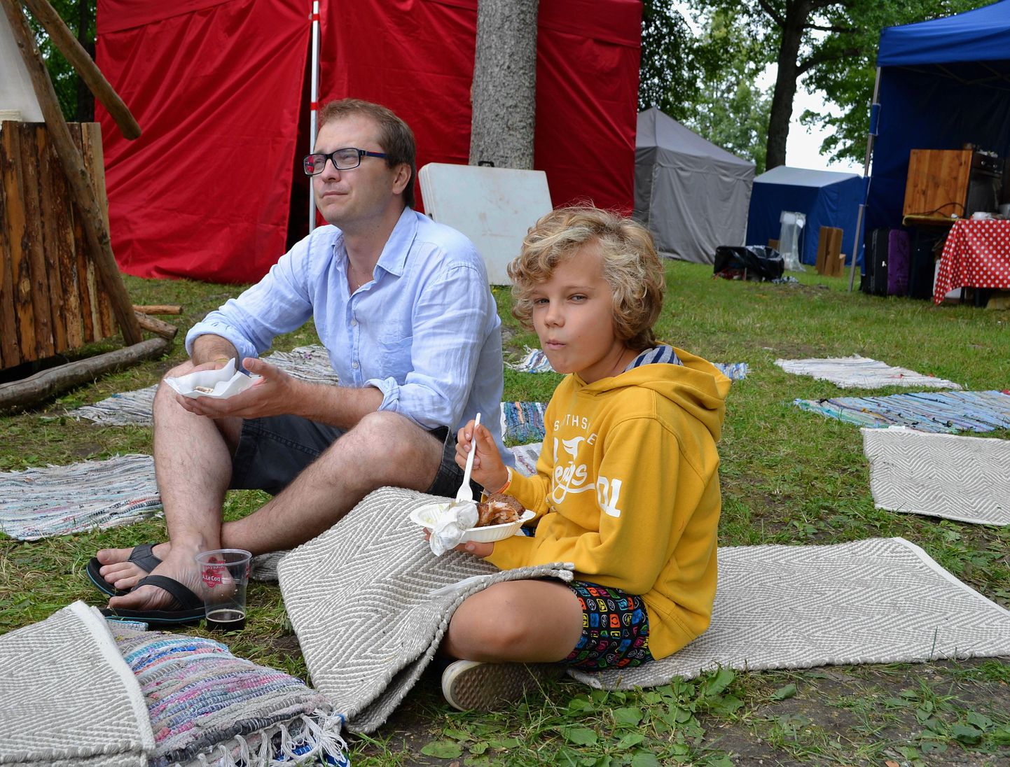 Pärimusmuusika aida kõrval koos pojaga lihaleiba nosinud Hannes Kont leidis, et festivali menu on Pärimeetri sisealal suurenenud.