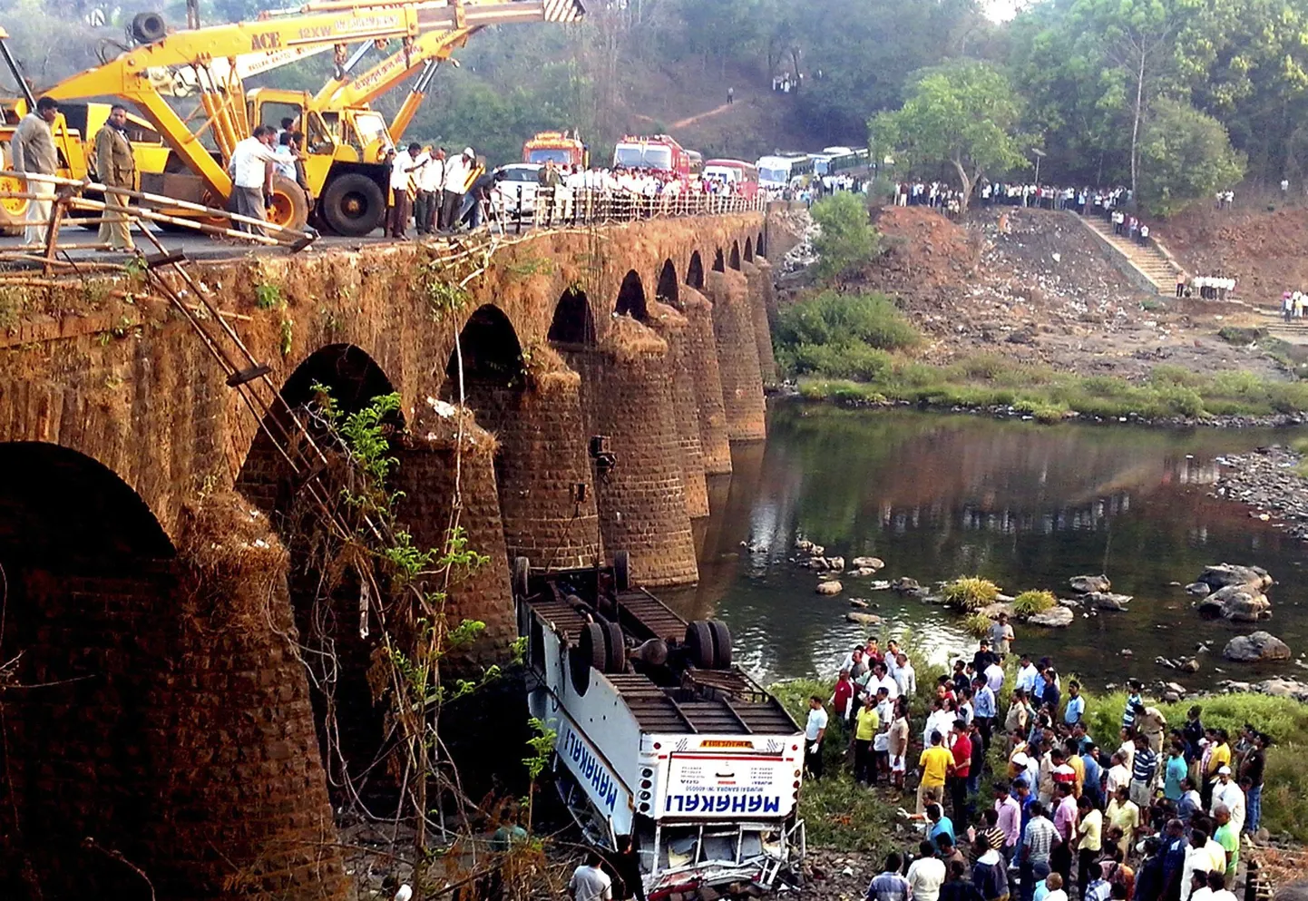 India päästeametnikud Maharashtra osariigis juhtunud bussiõnnetuse paigas.