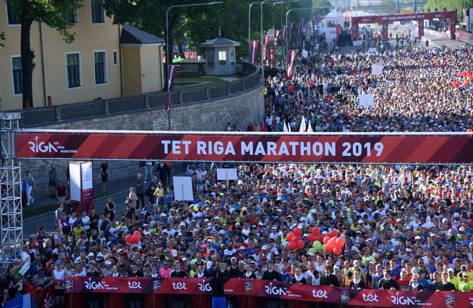 "Tet" Rīgas maratona starts 42km distancē 11.novembra krastmalā.