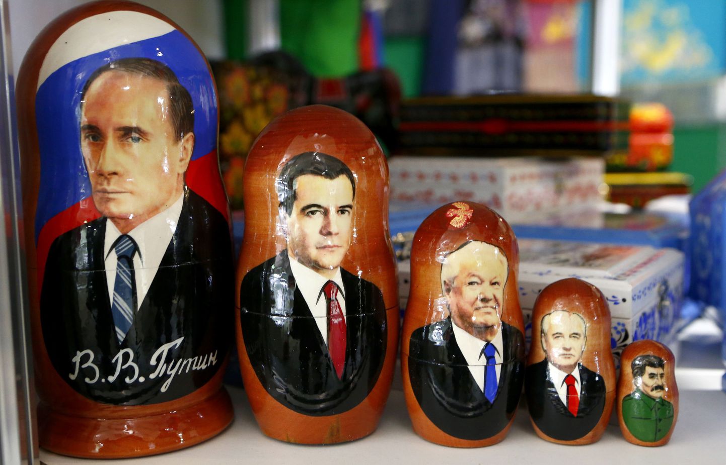 Vene riigimehi Vladimir Putinit, Dmitri Medvedevit, Boriss Jeltsinit,Mihhail Gorbatšovi ja Jossif Stalinit kujutavad matrjoška nukud