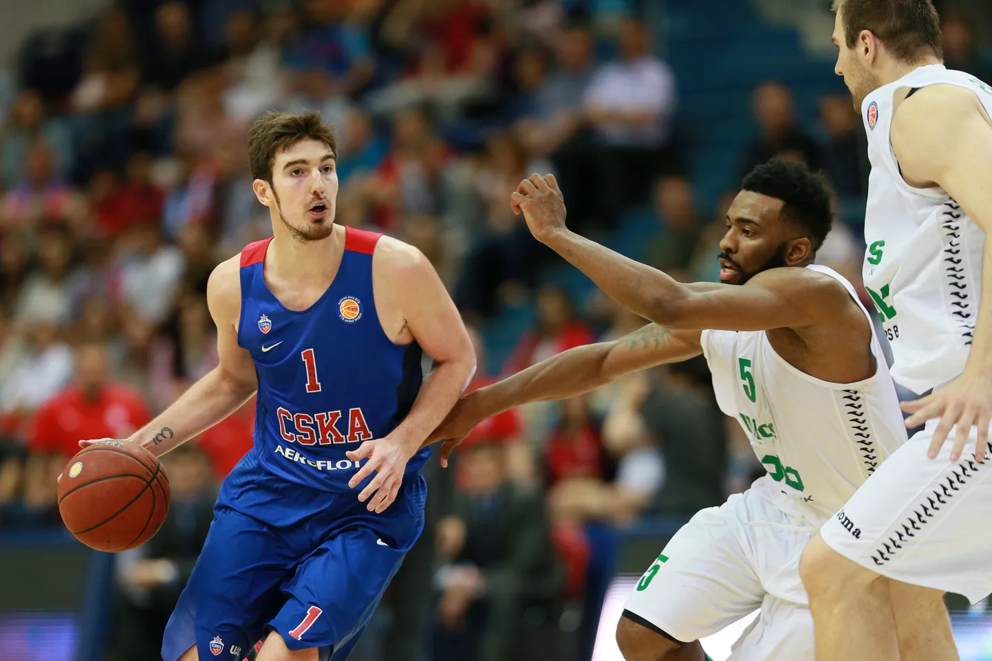 Nando De Colo (palliga) kohtumises Kaasani Unicsi vastu.
