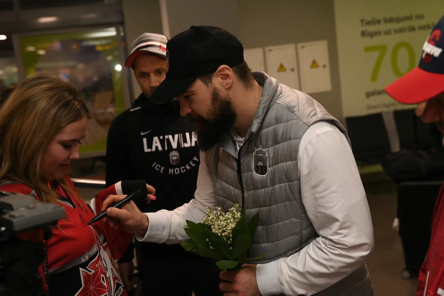 Latvijas hokeja izlases sagaidīšana Rīgas lidostā