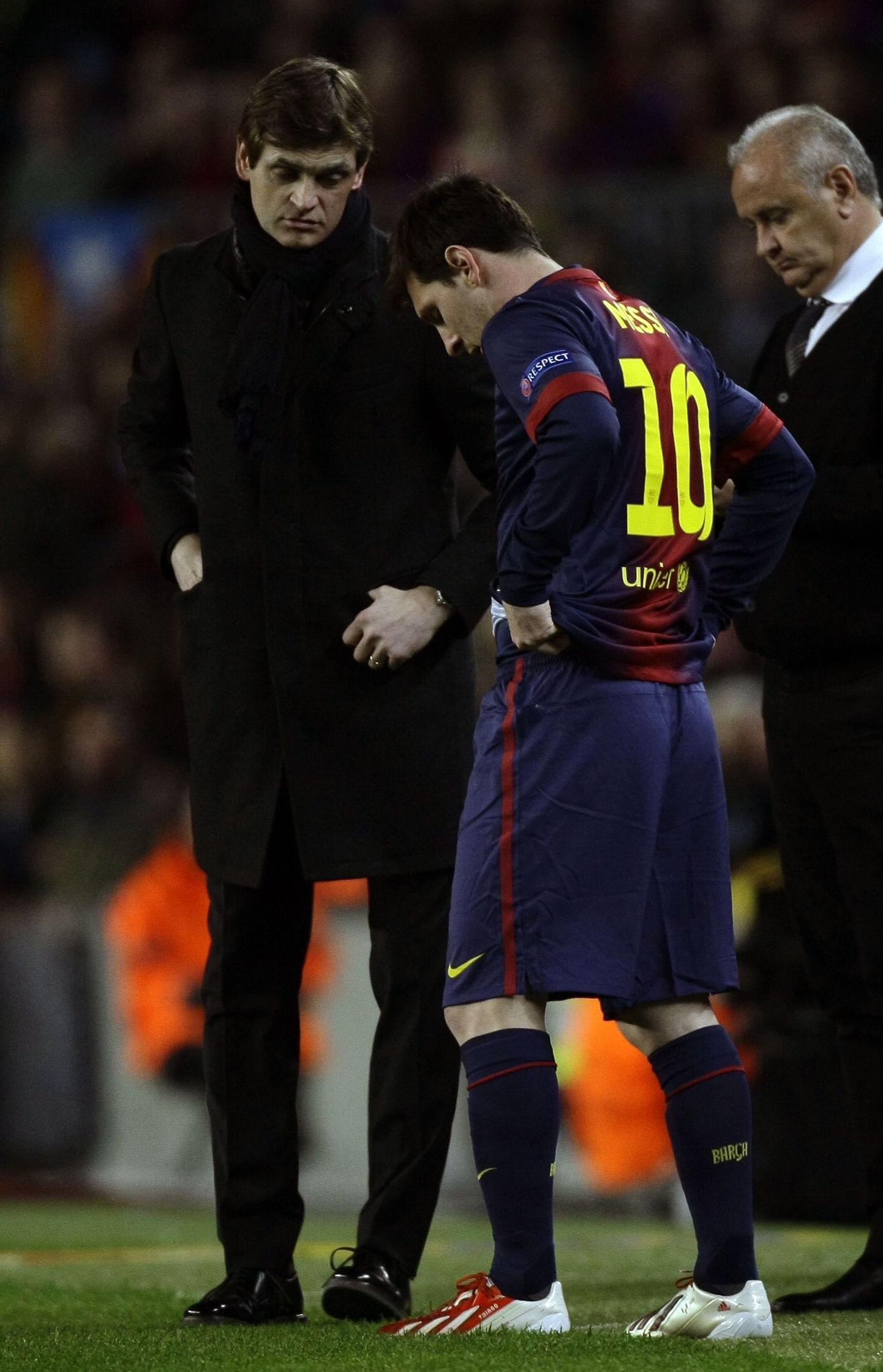 FC Barcelona peatreener Tito Vilanova (vasakul) platsile saatmas Lionel Messit.