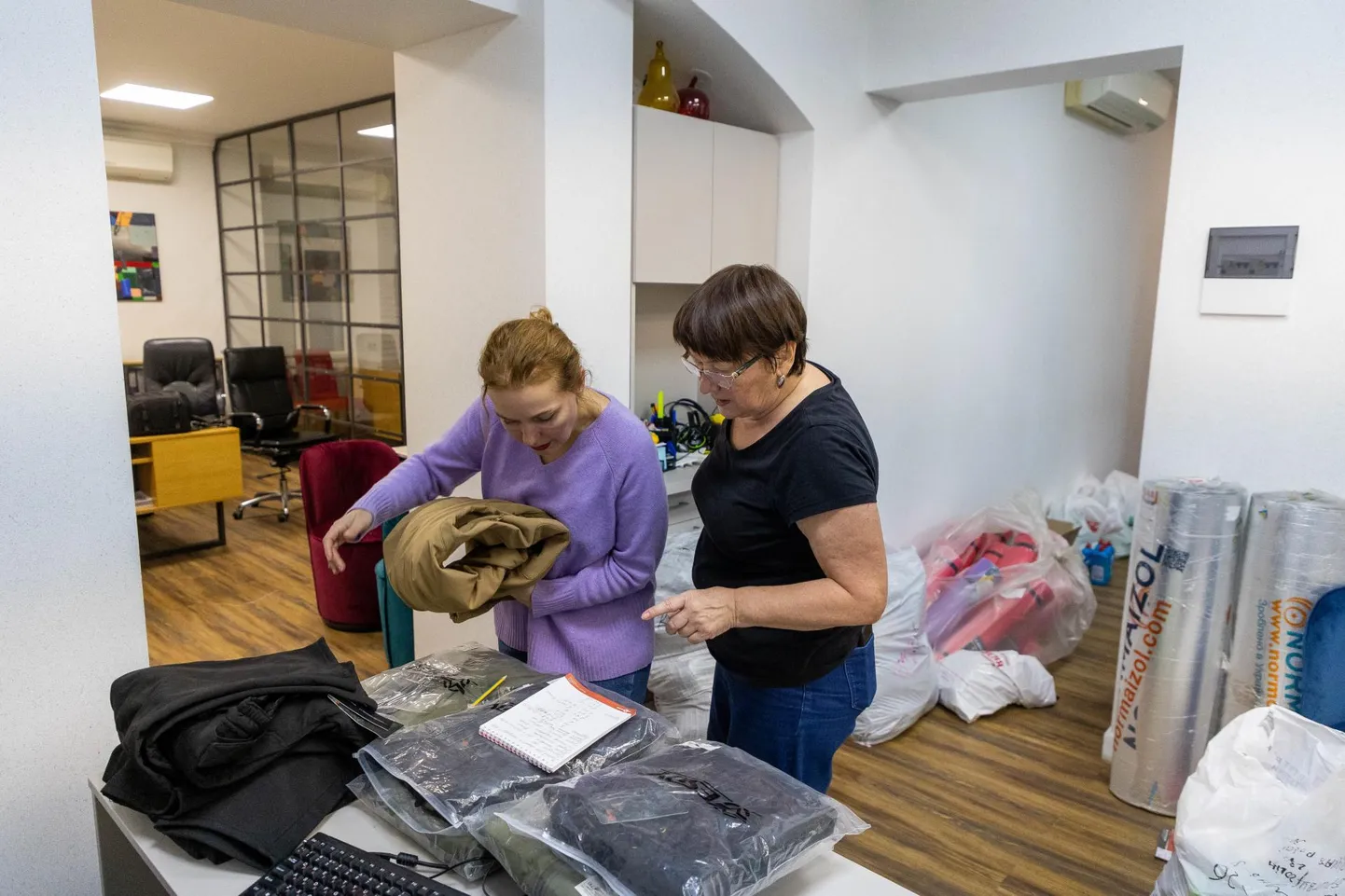 Valentina ja Lidija uurivad uut nimekirja ja komplekteerivad saadetist, mis läheb linna valvavate territoriaalkaitse üksuse meestele.