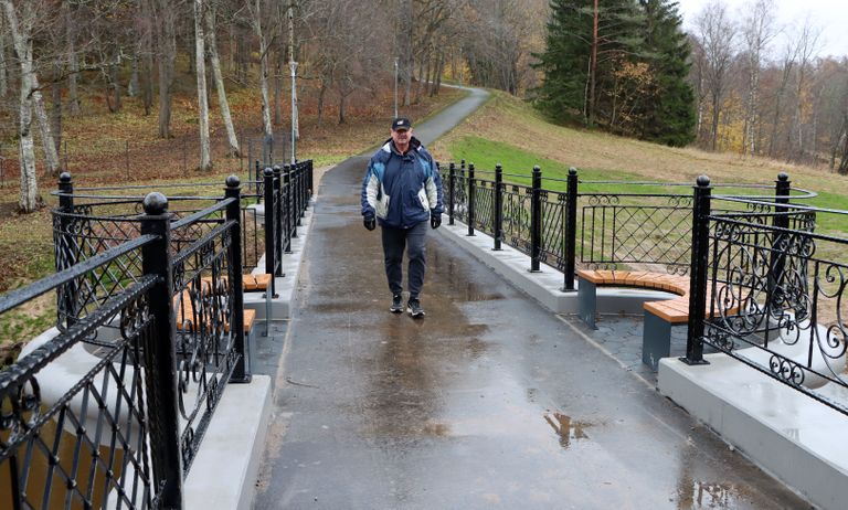Завершение строительства моста восстановило в парке разорванный на более чем два с половиной года прогулочный круг.