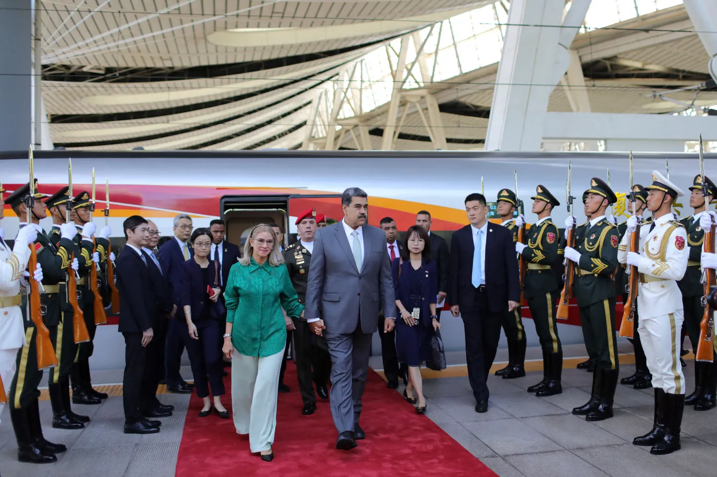 Venezuela president Nicolás Maduro saabus koos esileedi Cilia Floresega teisipäeval, 12. septembril Pekingisse, kus teda ootas päev hiljem ees kohtumine Hiina presidendi Xi Jinpingiga.