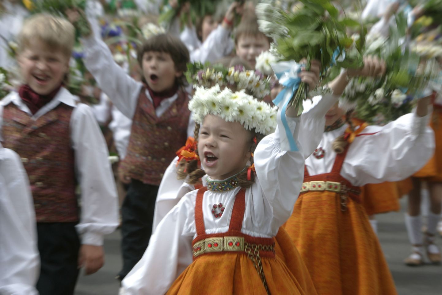 Rahvariietes Läti lapsed