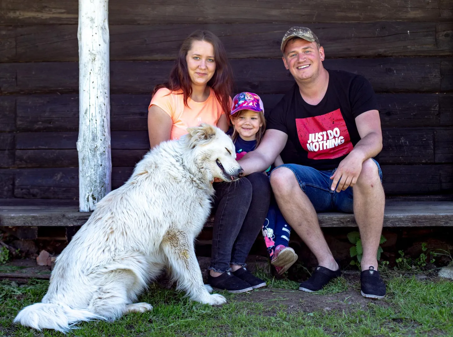 Sten ja Anett Kallari kolisid Peipsi äärde kaks aastat tagasi ja isegi kui last peab 20 kilomeetri kaugusele lasteaeda viima, ei ole nad maal elamisest tüdinenud.