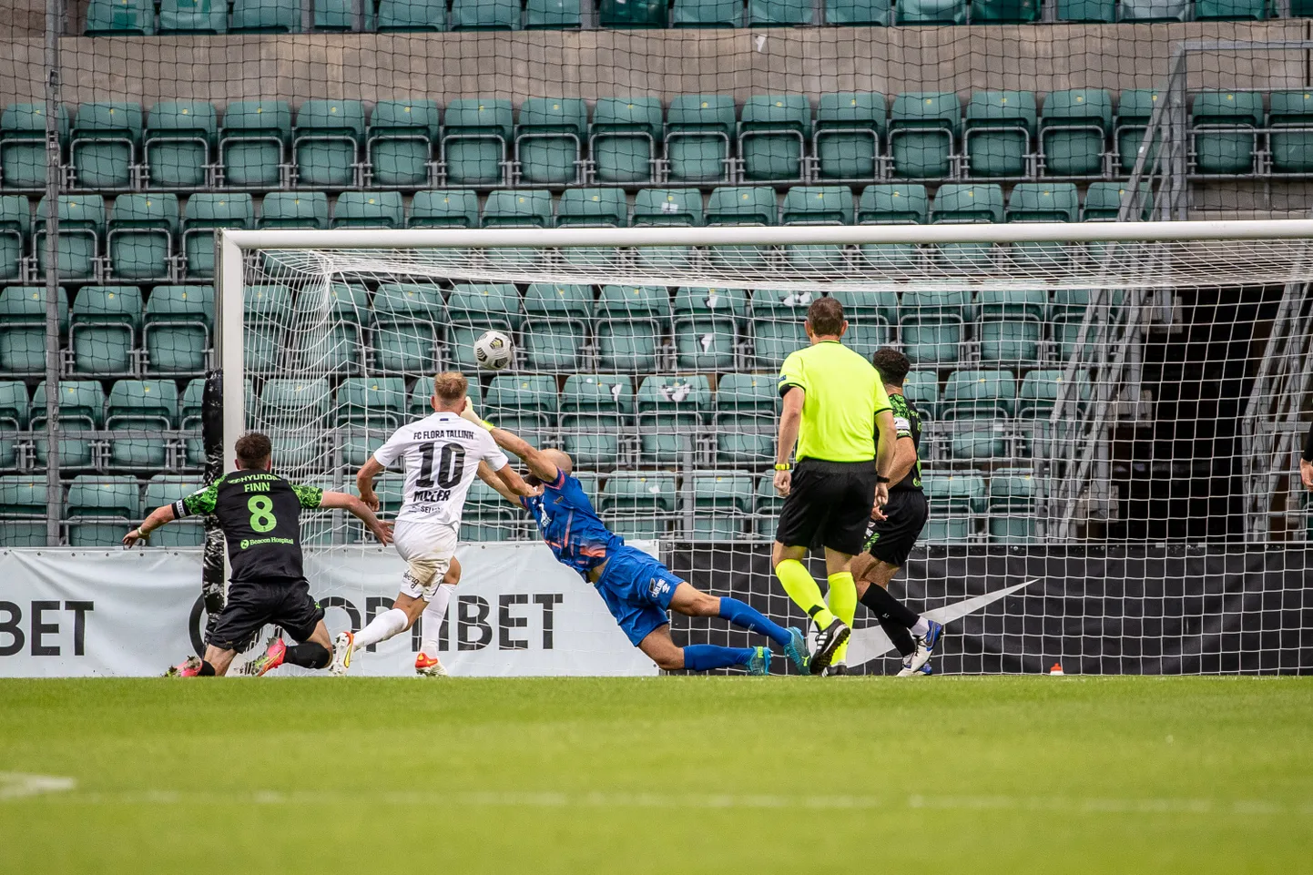 Martin Miller (nr 10) lööb palli Shamrock Roversi väravasse.