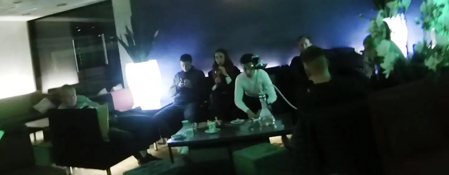Katusekohviku piiburuumis sumisenud baarikülalised ööl vastu 22. märtsi.