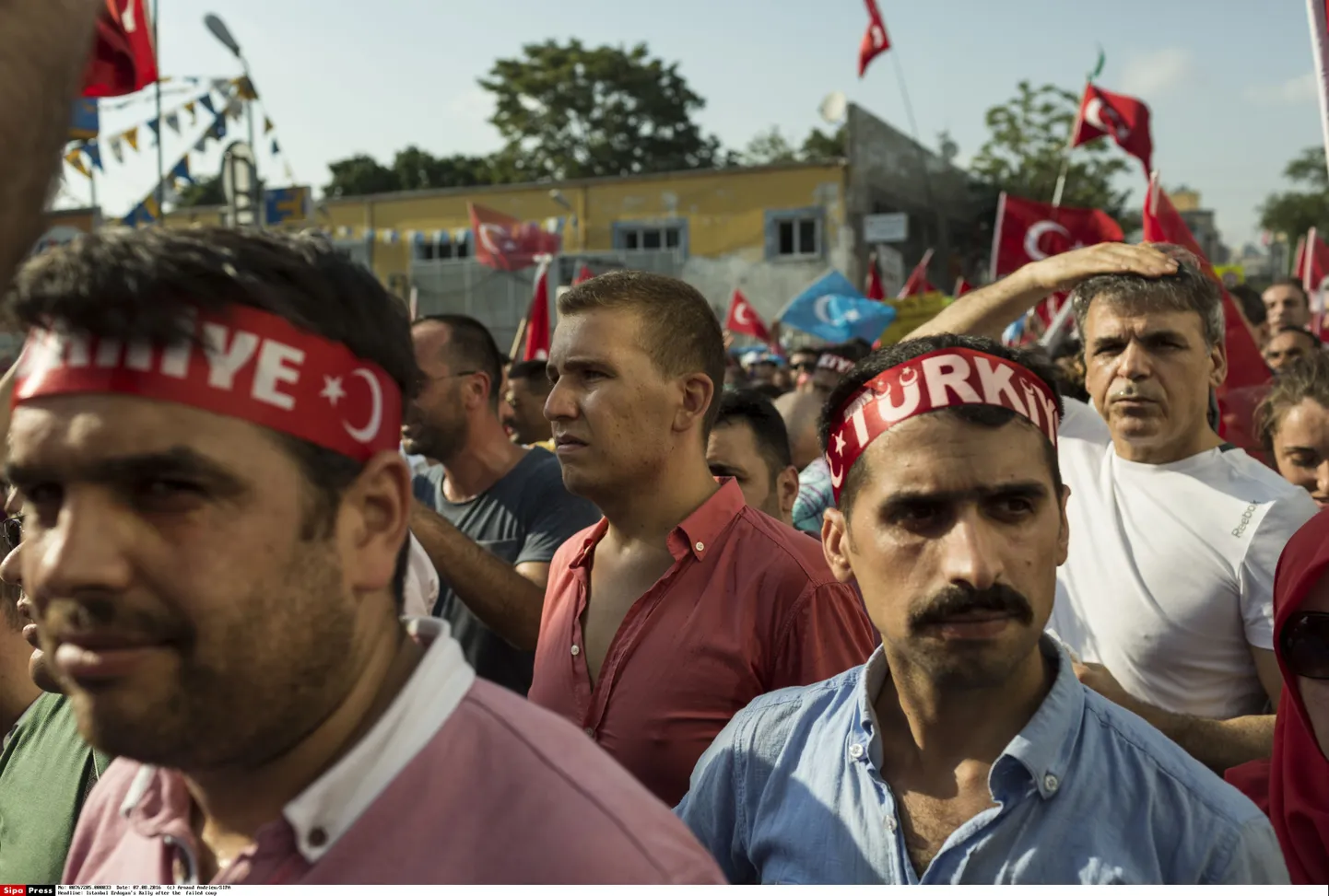 Türgi võimude toetajad augusti algul Istanbulis riigipöördekatse nurjumist tähistams.