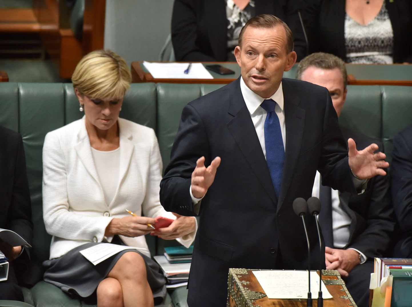Austraalia peaminister Tony Abbott rääkis esindajatekojale võimalikest ohtudest, taamal kuulab välisminister Julie Bishop.