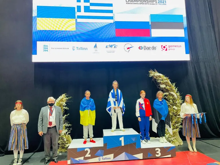 Adelina Vilgas pjedestaali kolmandal astmel Eesti lipuga.