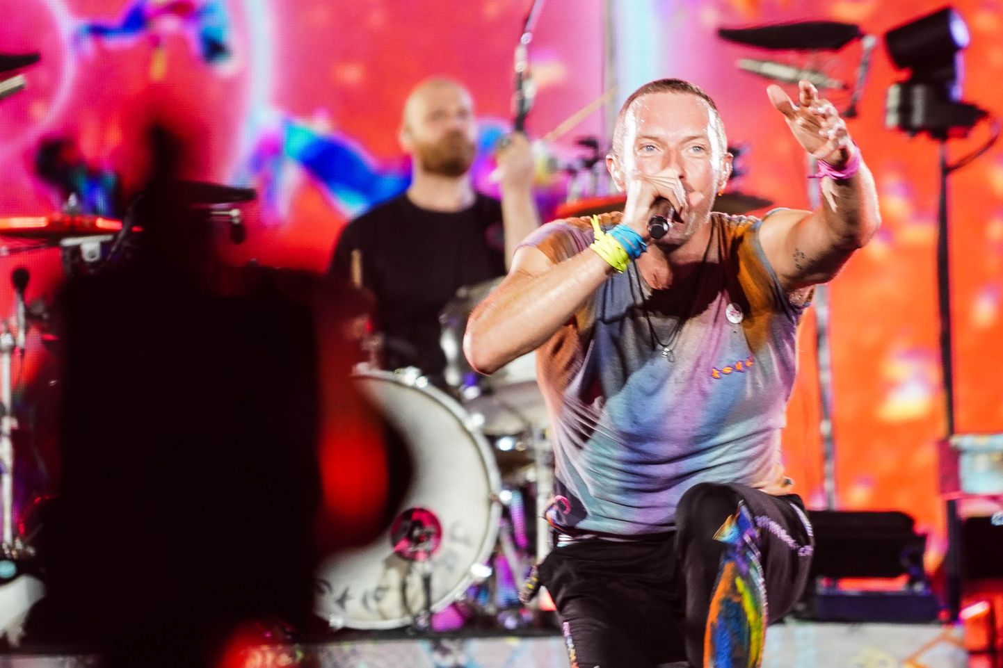 Briti bänd Coldplay. Esiplaanil solist Chris Martin