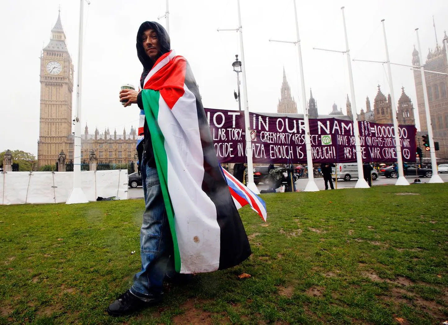 Palestiina toetaja esmaspäeval Londonis parlamendihoone ees.