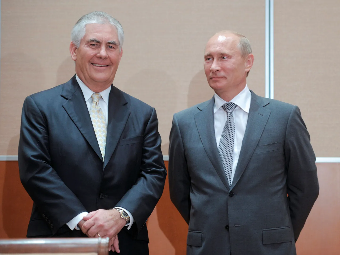 Vene president Vladimir Putin ja USA välisminister Rex Tillerson 2011. aastal.