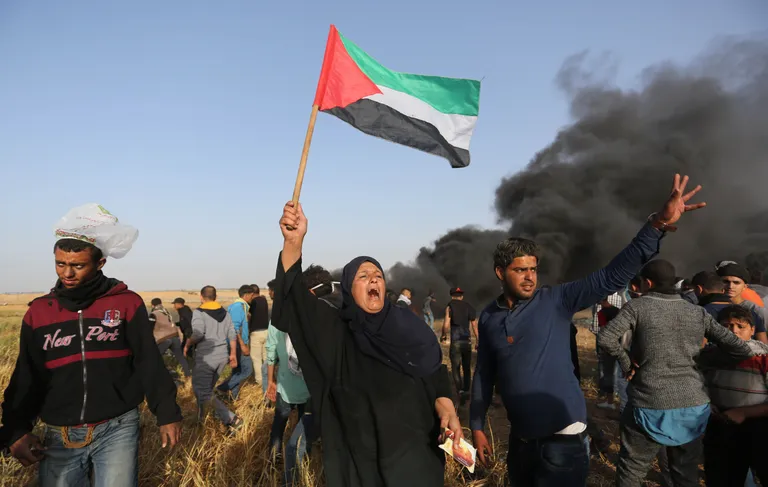 Palestiinlased Iisraeli-Gaza piiril meelt avaldamas.