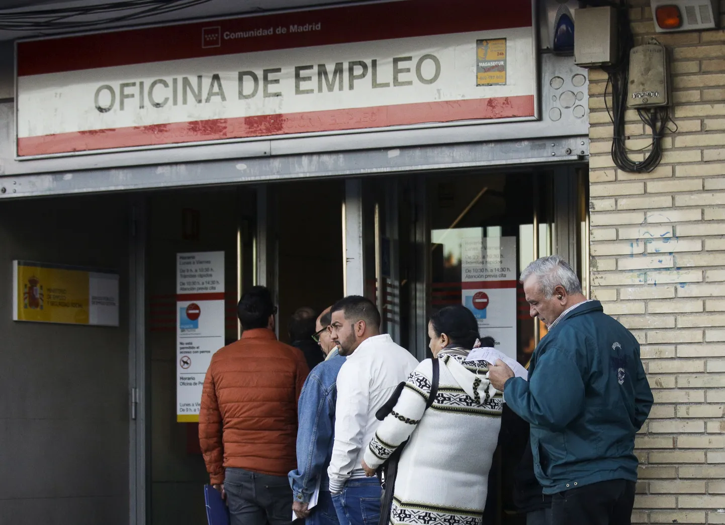 Järjekord tööbörsi ukse taga Madriidis.