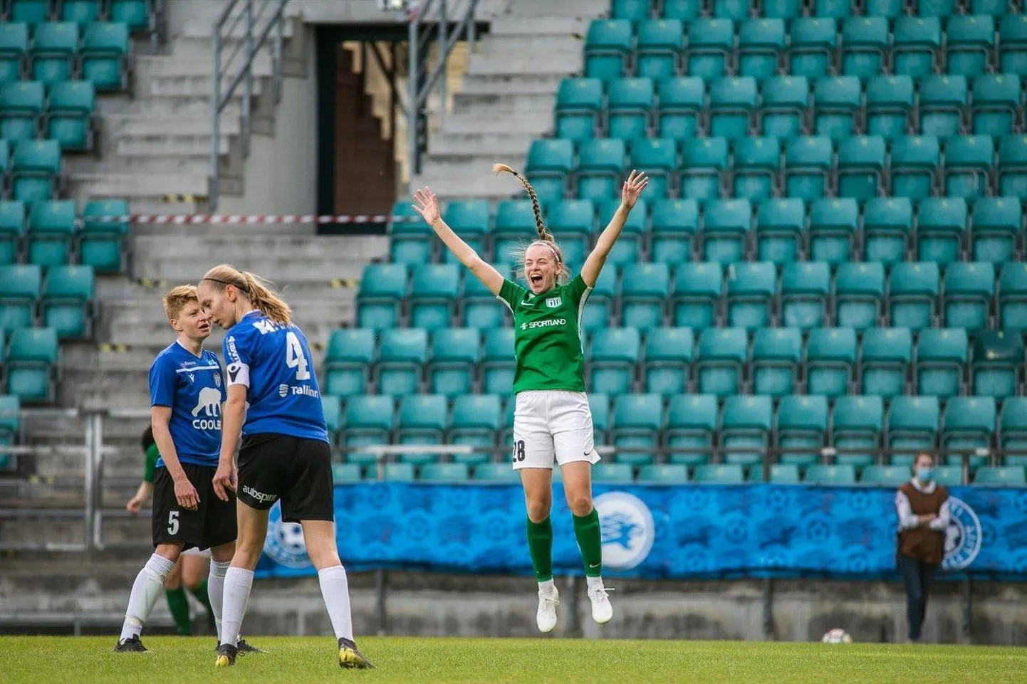 Birjo Rasmussen (vasakul, number 5) pidi koos tiimikaaslastega JK-st Tallinna Kalev tunnistama naiste jalgpalli superkarika finaalis Tallinna FC Flora üleolekut.