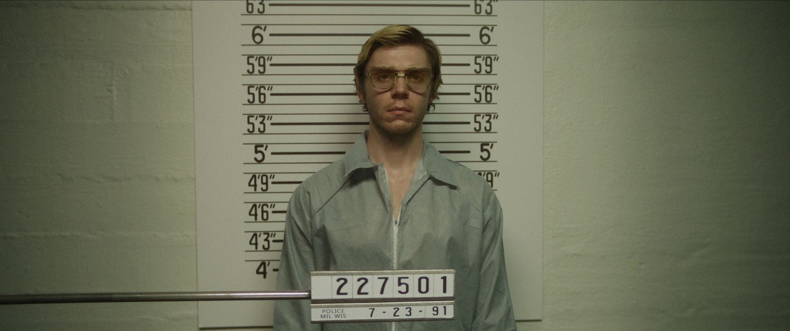 Inimsööjast sarimõrvarit Jeffrey Dahmerit kehastab uues minisarjas Evan Peters.