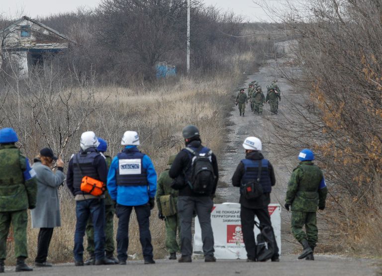 OSCE ning ühise relvarahu kontrolli- ja koordinatsioonikeskuse (JCCC) esindajad vaatamas täna, kuidas isehakanud Donetski rahvavabariigi võitlejad Petrivske küla juures kõnnivad.