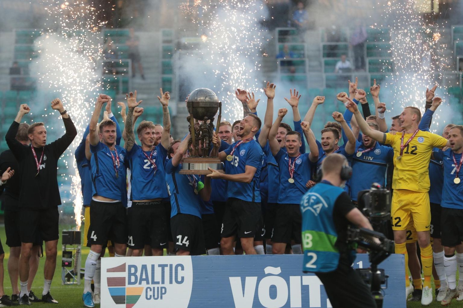 Eesti jalgpallikoondis Balti turniiri võitu tähistamas.