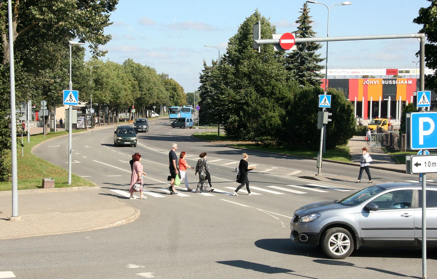 Narva maantee on üks Jõhvi tihedama liiklusega põhitänavaid ning üle 20 aasta tagasi tehtud põhjalik remont vajab nüüd ületegemist.
