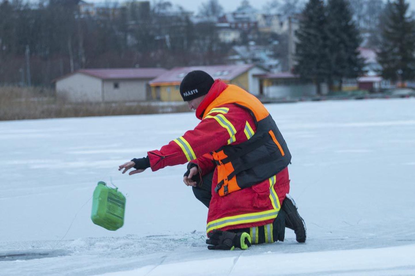 Viljandi päästekomando operatiivkorrapidaja Ivo Piir viskas eile Viljandi järvel jäätumata aukudesse rohelisi plastkanistreid, et uisutajad näeksid, kus on ohtlikud kohad.