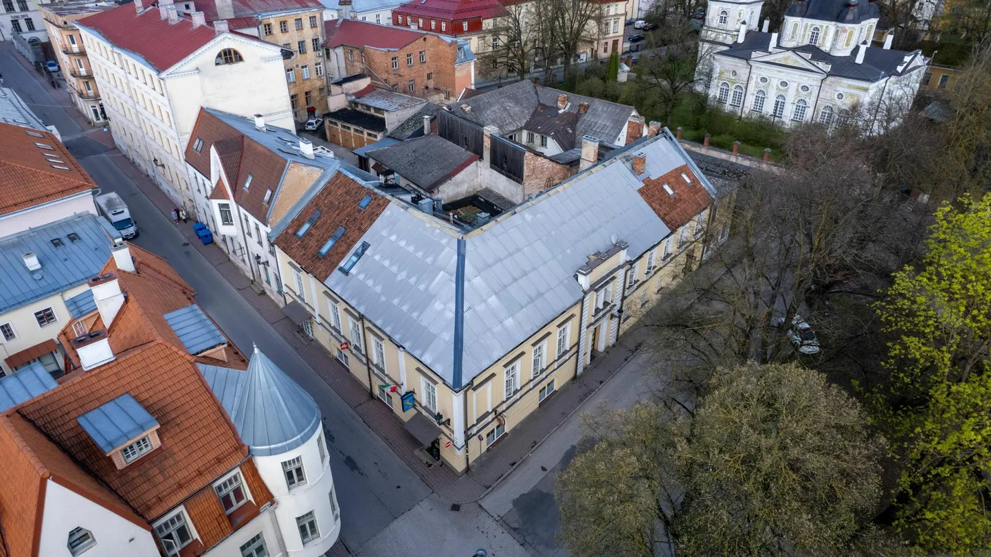 Tules kõvasti kannatada saanud Kompanii 10 majal on peal ajutine katus. Põlengu põhjus pole veel selge.