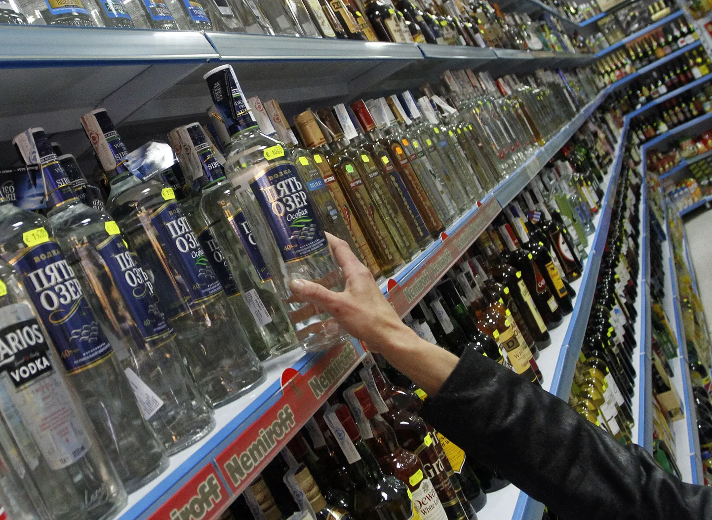 Alkoholiriiulid Vene kaubanduskeskuses