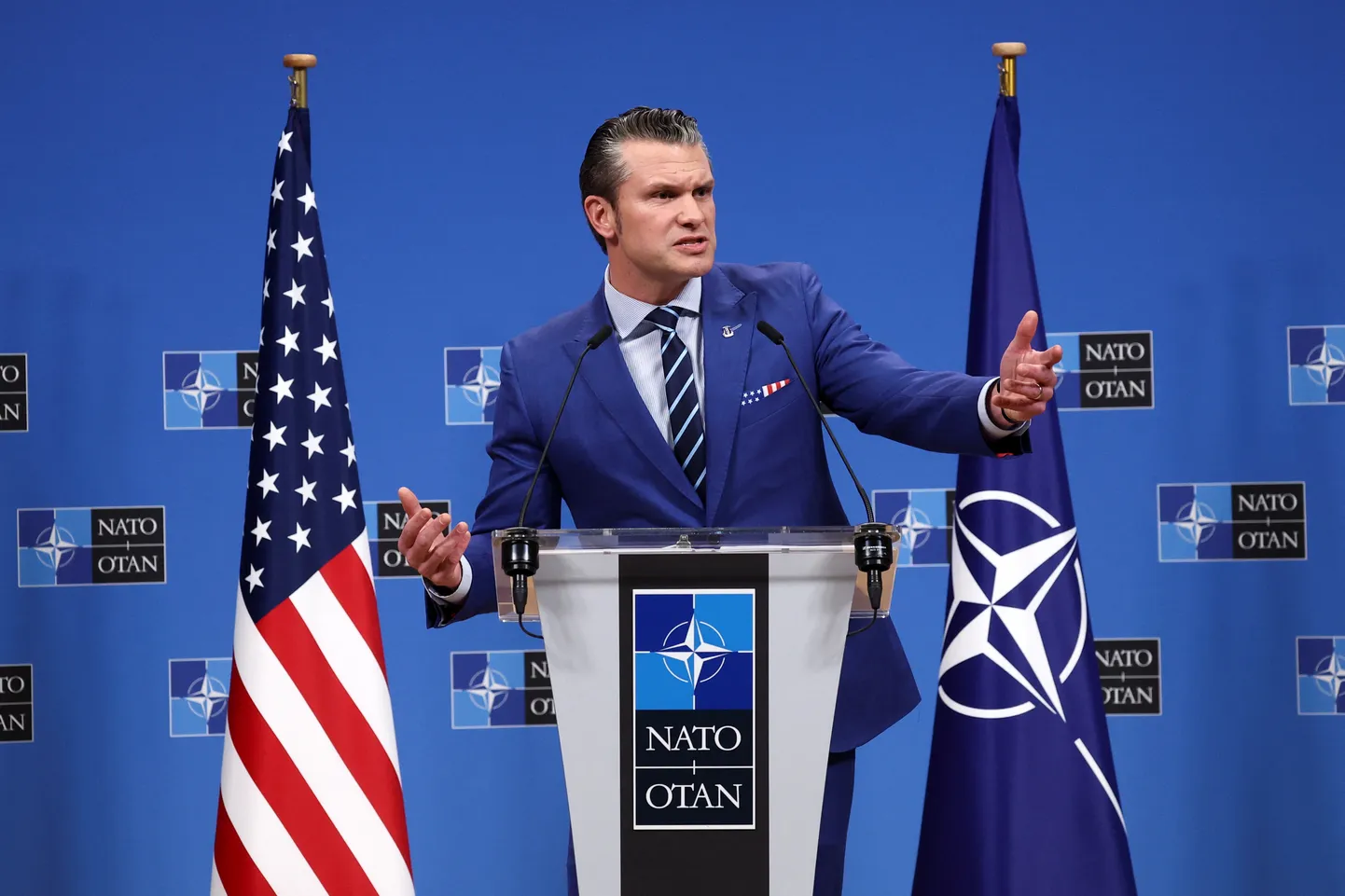 USA kaitseminister Pete Hegseth täna õhtul Brüsselis pressikonverentsil.