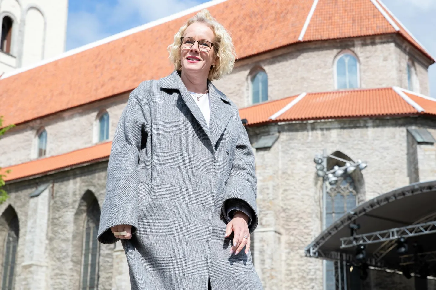 Kesklinna vanem Monika Haukanõmm tänavuste vanalinna päevade pealava juures Niguliste kiriku kõrval.